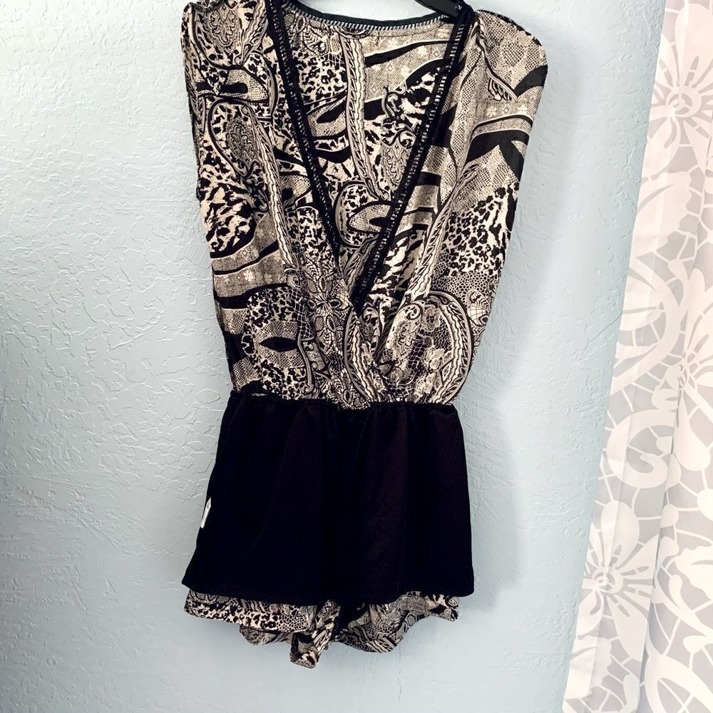 ANGL Black & Cream Abstract Pribt Surplice Short Romper Size Small - Picture 13 of 15